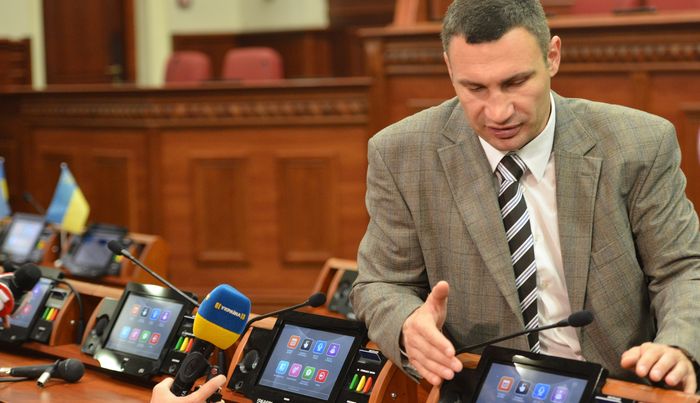 Киевские депутаты будут голосовать одновременно обеими руками