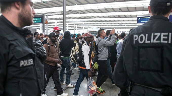 В субботу в Мюнхен прибыли 12 200 беженцев