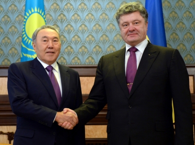 Порошенко обсудит с Назарбаевым выполнение Минских соглашений