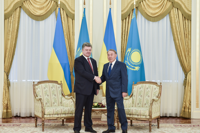 Порошенко обсудил с Назарбаевым вопросы экономического сотрудничества