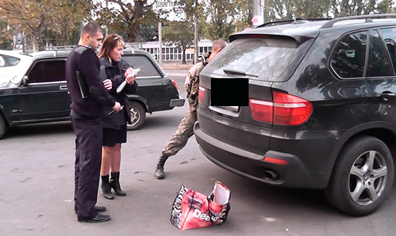 Возле супермаркета в Николаеве задержали военного с гранатой