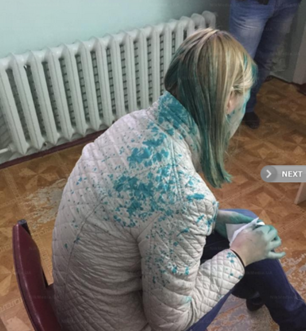 В Николаеве партийным агитаторам обожгли глаза зеленкой