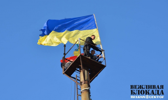 Правый Сектор установил украинский флаг на одной из вышек на Чонгаре