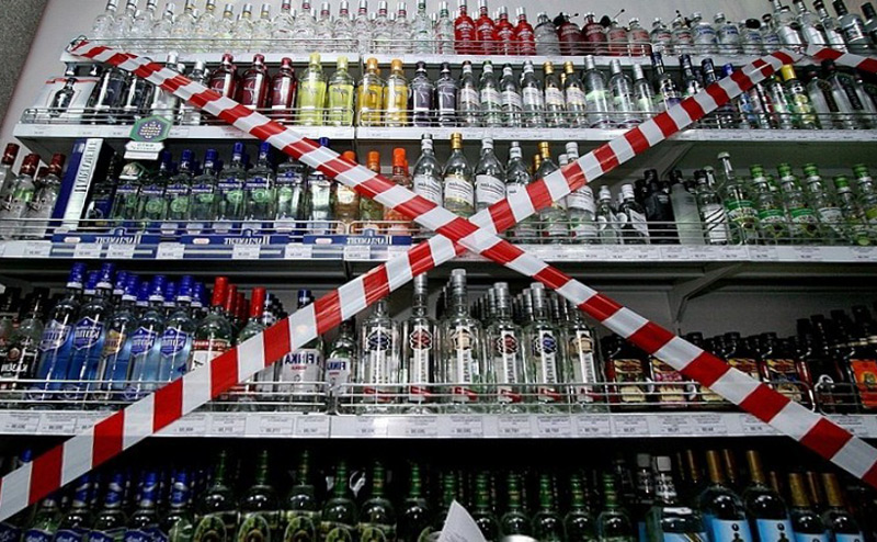 Тука запретил продавать спиртное военным в Сватовском районе