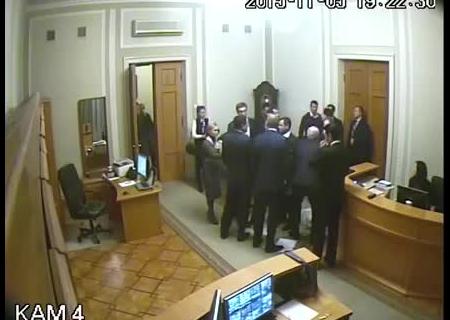 В Раде зарегистрировано постановление о расследовании драки Тетерука с депутатами от «Батькивщины»