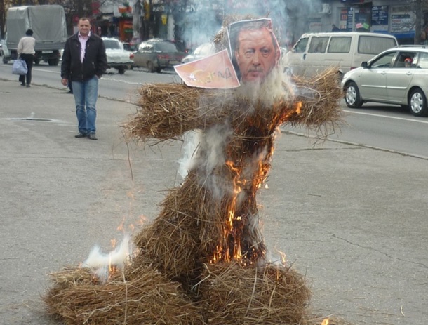 В Крыму сожгли чучело Эрдогана (видео)