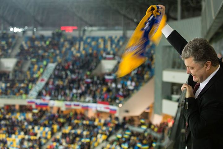 «Так держать! Украина, вперед», – Порошенко посетил футбольный матч