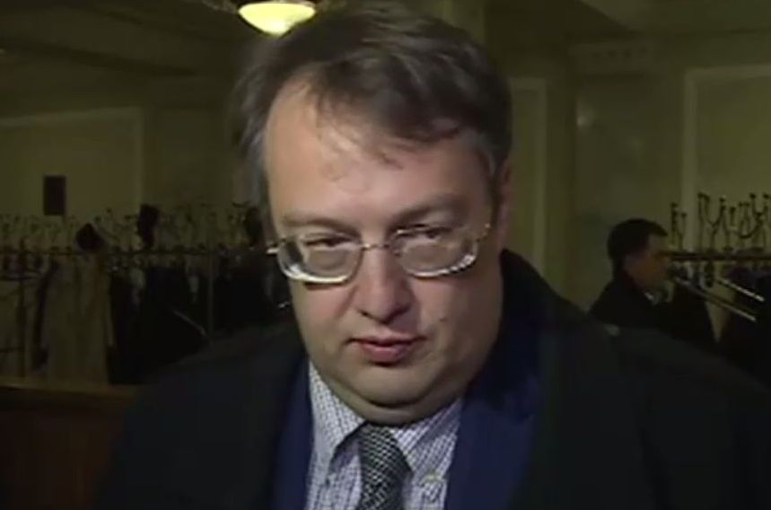 Геращенко: в нашей ситуации не зазорно просить гранты