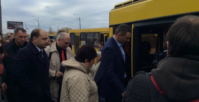 Кличко проехался с киевлянами в автобусе
