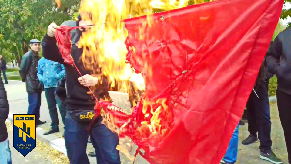 «Коммуняку на гилляку!»: В Херсоне на митинге левых сожгли красный флаг (видео)