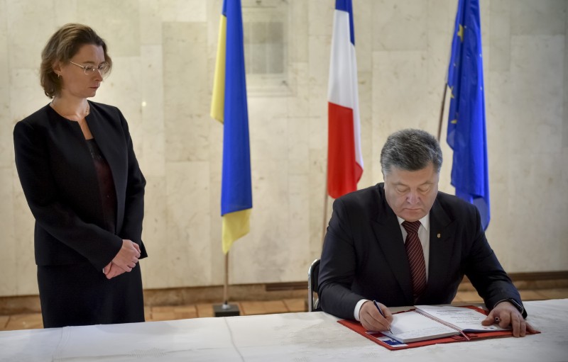 Украина стоит бок о бок с Францией в борьбе с терроризмом, – Порошенко