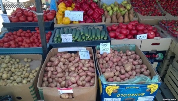 Кабмин определил, какие продукты можно провозить в Крым