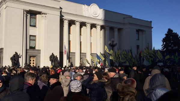 Возле Рады проходят митинги за Корбана и против Яценюка