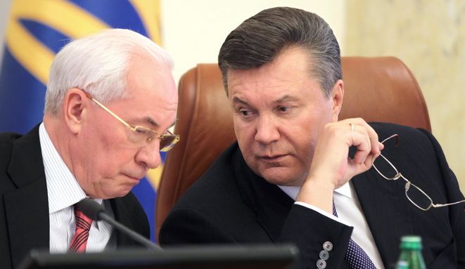 Печерский суд арестовал пенсии на счетах Януковича и Азарова