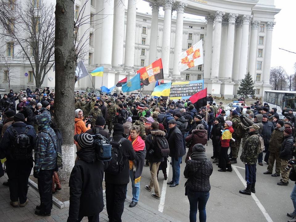 Киев: офис СКМ, «Альфа-банк» и Сбербанк России забросали камнями