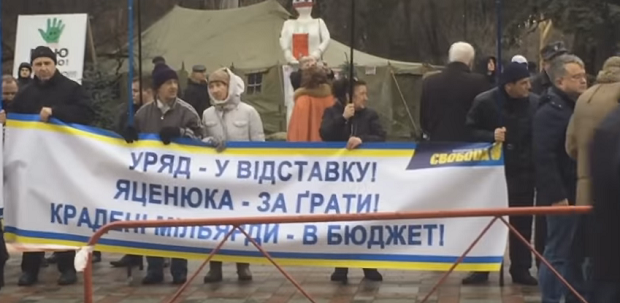 Сторонники отставки Яценюка принесли к Раде кроликов и петуха