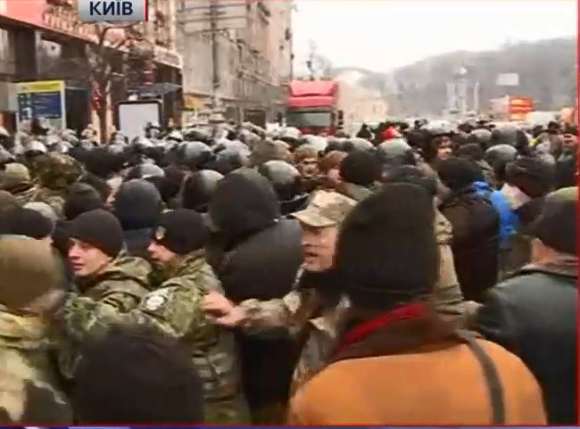 На Майдане произошло столкновение между протестующими и правоохранителями