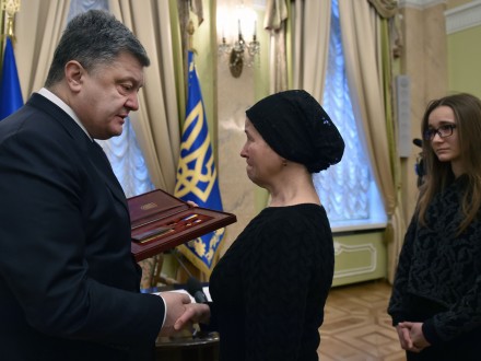 Порошенко присвоил участнику Евромайдана статус Героя Украины