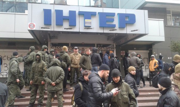 «Азов» заблокировал здание телеканала «Интер» (фото)