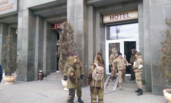 В Киеве люди в камуфляже захватили отель и устроили там штаб