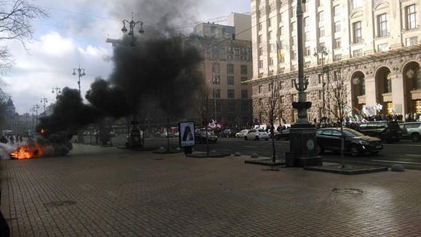 В Киеве у КГГА протестуют таксисты (видео)