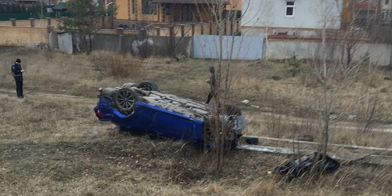 В Киеве Lexus врезался в остановку, один человек погиб