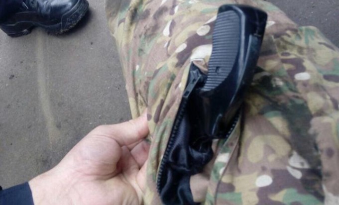 Харьков: Мужчина в камуфляже поставил трех школьников на колени и угрожал их убить