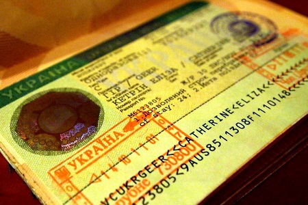 Кабмин упростил получение виз для граждан более 20 государств