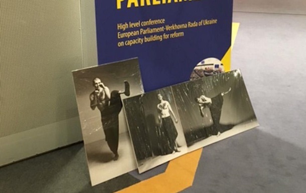 В Европарламенте убрали фото бойца ВСУ со свастикой