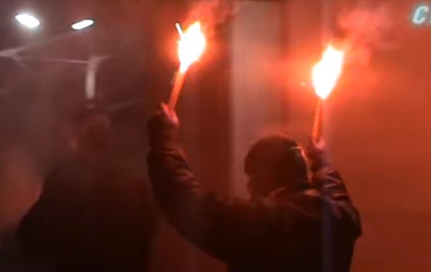 В Киеве посольство РФ забросали файерами (видео)