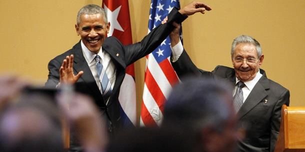 Видео: Кастро не разрешил Обаме похлопать себя по плечу