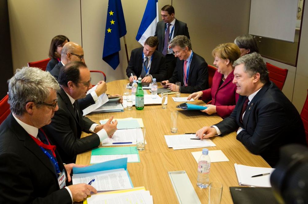 В Брюсселе идут трехсторонние переговоры Порошенко, Олланда и Меркель