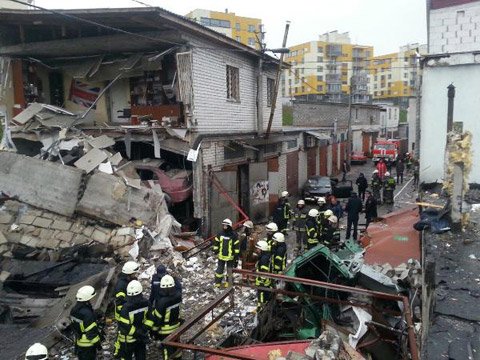 Взрыв в Киеве: Разрушены пять гаражей, один человек погиб