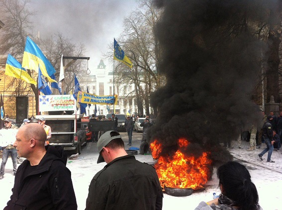 Полиция: Автомайдан мешал тушить покрышки