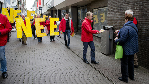 Украинские депутаты агитировали в Нидерландах в день референдума