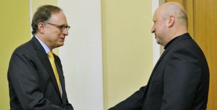 Турчинов встретился с заместителем Генсека НАТО