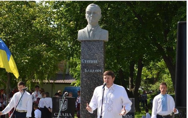 В Ровенской области открыли памятник Бандере