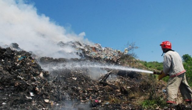 В результате пожара на львовской свалке троих спасателей завалило мусором