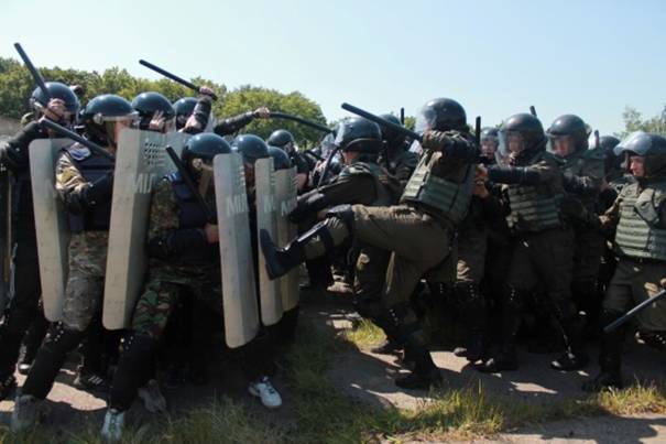 На Закарпатье силовики учились противодействовать массовым беспорядкам (видео)
