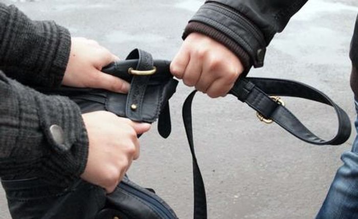 В центре Киева грабители отобрали у мужчины сумку с более чем 2 млн гривен