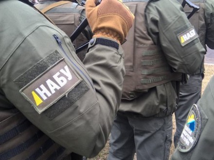 НАБУ: Детективов, проводящих обыск в адвокатской конторе, заблокировали люди в камуфляже