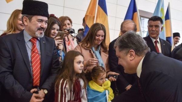 Порошенко поздравил крымских татар с Днем флага