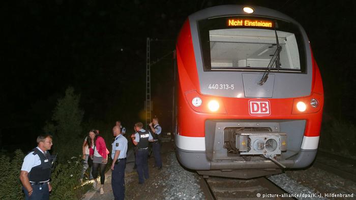 В Германии беженец с топором напал на пассажиров поезда