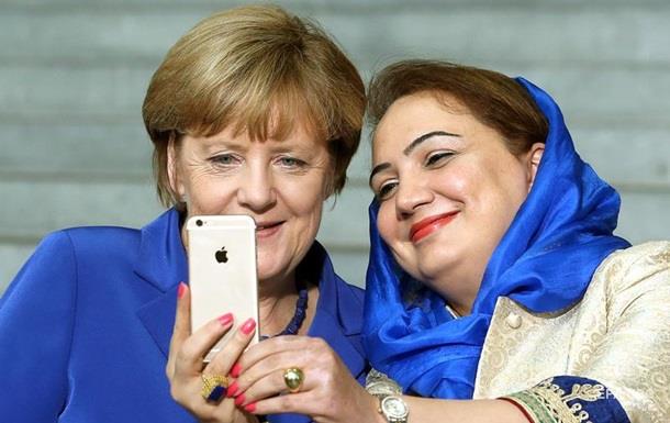 Меркель призвала мигрантов к уважению немецких традиций