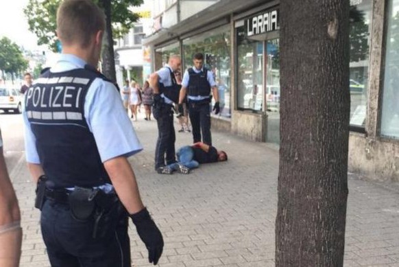В Германии мужчина с мачете убил женщину