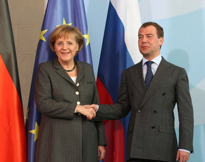 Меркель обсудила с Медведевым урегулирование конфликта в Донбассе