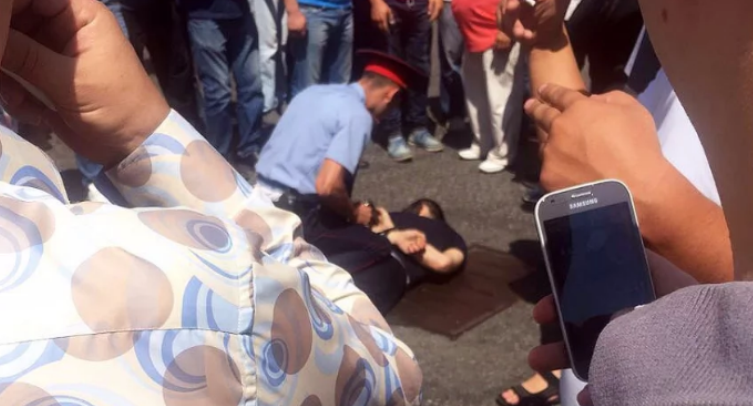 В Алматы застрелены трое полицейских и один мирный житель