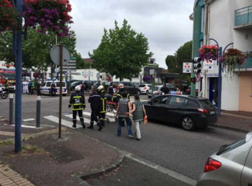 Два человека с ножами взяли заложников в церкви на севере Франции