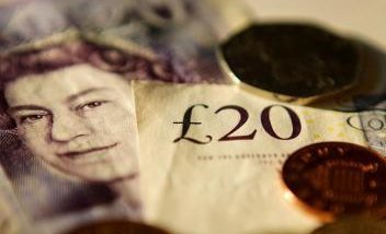 Британский фунт назван худшей валютой года