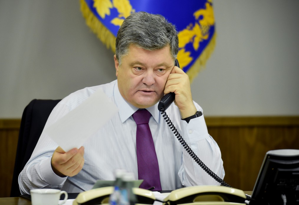 Порошенко обсудил с Меркель и Олланд «дорожную карту» минских соглашений